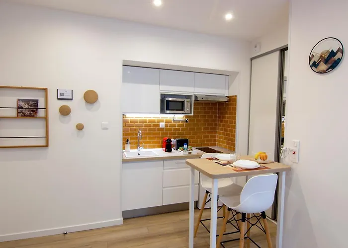 Promenade D'automne - Netflix & Wifi - Climatisation- Parking Gratuit - Check-in 24h24 - Emplacement Velos - Goodmarning Lägenhet Châlons-en-Champagne