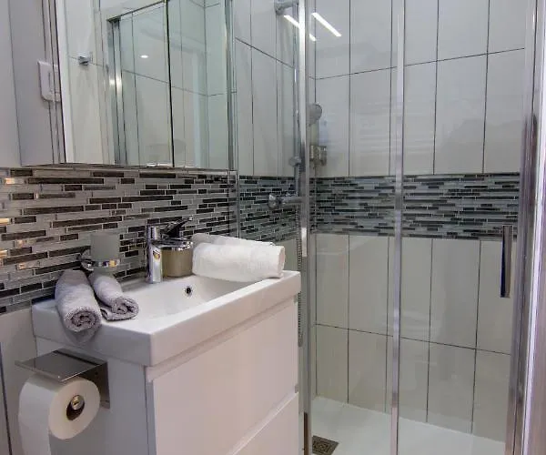 Promenade D'automne - Netflix & Wifi - Climatisation- Parking Gratuit - Check-in 24h24 - Emplacement Velos - Goodmarning * Châlons-en-Champagne